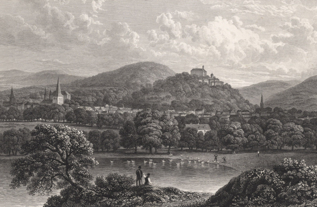 Schwarz-weiß-Etching eines Sees mit einem Schloss im Hintergrund, umgeben von Bäumen, Gebäuden, Hügeln und Wolken, mit Menschen in der Vordergrund und Text unten.