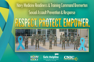 Plakat für das Sexual Assault Prevention & Response-Programm des Navy Medicine Readiness & Training Command Bremerton, das uniformierte Personen vor einem Gebäude mit dem Text "Respect, Protect, Empower" zeigt.