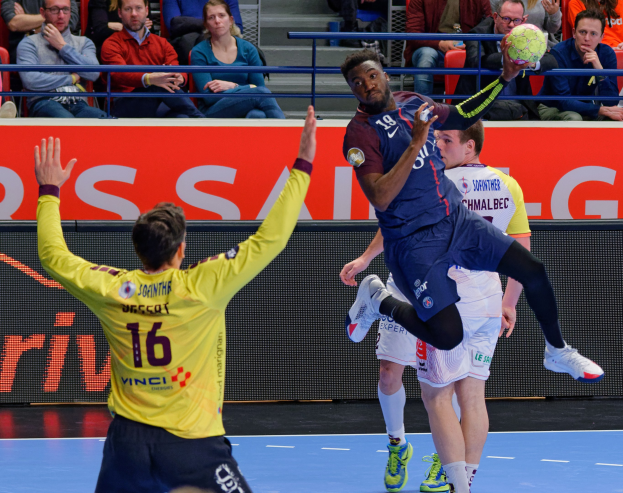 Mannergruppe spielt Handball auf einem Court mit einem Ball in der Luft in einer Stadionatmosphäre während des Futsal-Weltmeisterschaftsspiels 2019 zwischen Paris Saint-Germain und Bordeaux.