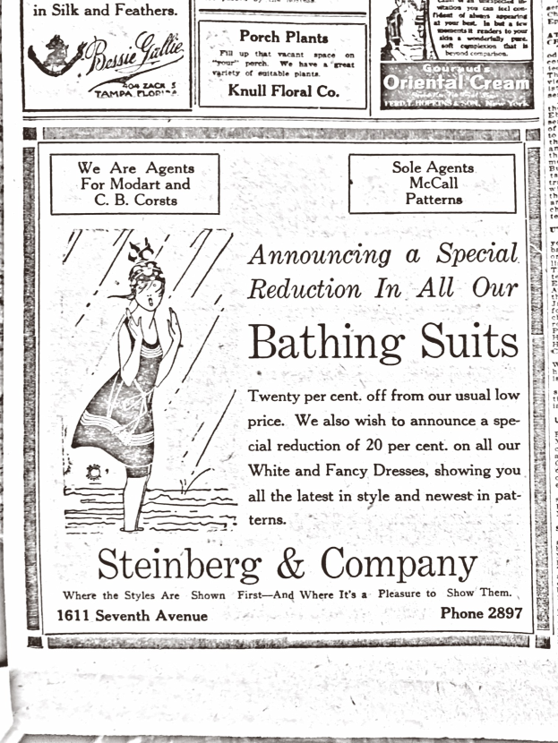 Eine Frau in einem weißen hochgeschlossenen, langärmligen Kleid mit ihrem Haar in einem Dutt, die zentral in einer Werbung für Steinberg & Company's Badesachen steht, umgeben von Text.