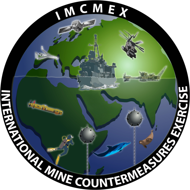 Das Logo der Internationalen Minenräumübung (IMCMEX) zeigt eine Weltkugel in der Mitte, umgeben von Bildern von Flugzeugen, Schiffen und anderen Gegenständen, mit der Schrift "IMCMEX" in fetter, weißer Schrift auf blauem Hintergrund.