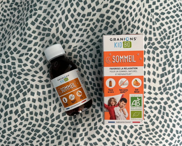 Eine Flasche Granions Kid Bio Sommel steht auf einem Tisch neben einer Schachtel mit Text darauf.